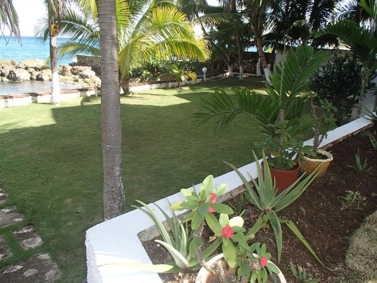 Chrisanns Beach Resort Ocho Rios